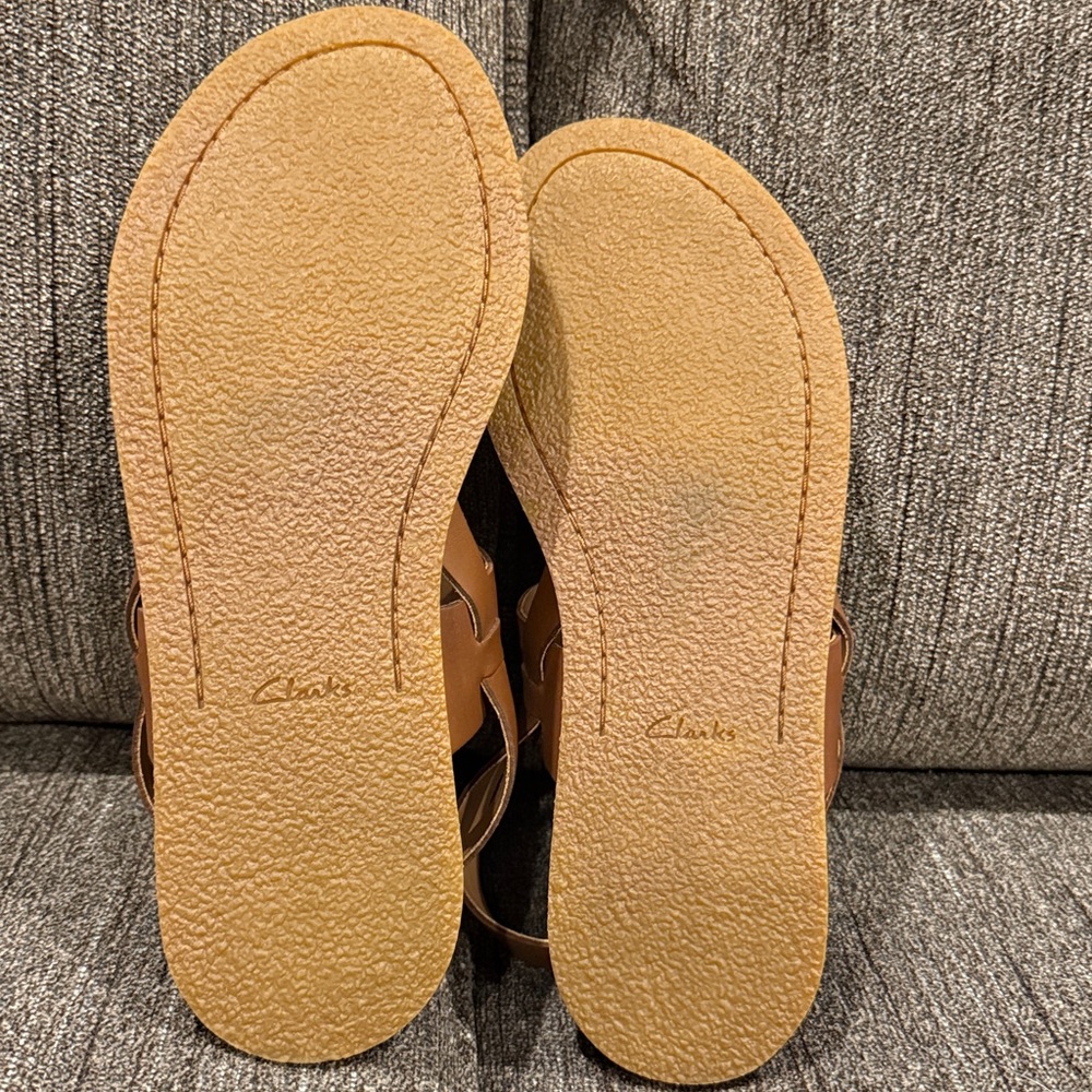 CLARKS LEATHER WOMANS SANDLES SZ. 7.5M. BUCKLE/SPRING - Picture 3 of 3